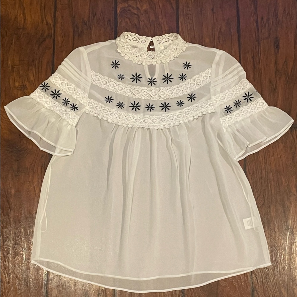 *3 for $25* Lauren Conrad Runway White and Black Floral Detail Blouse XS